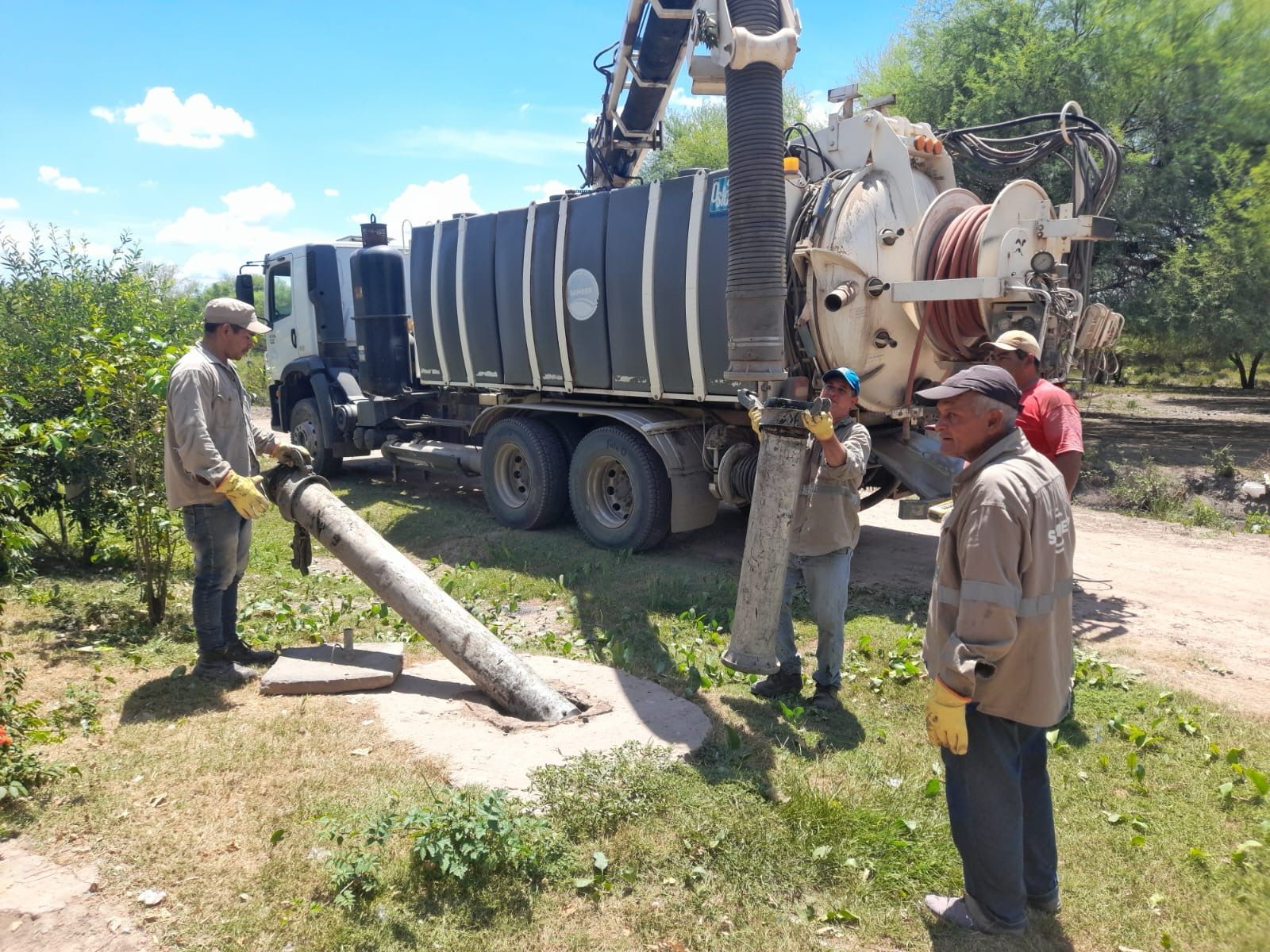 SANEAMIENTO INTEGRAL: SAMEEP REALIZÓ LIMPIEZA DE POZOS NEGROS EN VILLA RURAL EL PALMAR.