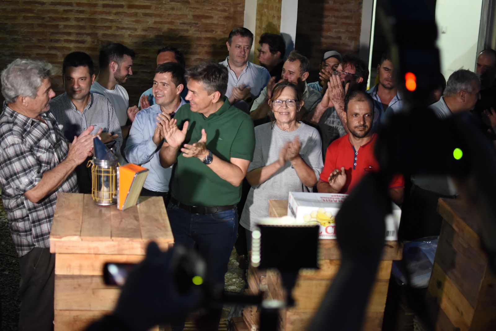 EL GOBERNADOR ENTREGÓ EQUIPAMIENTOS PARA APICULTORES EN SAENZ PEÑA.