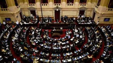 EL OFICIALISMO EVALÚA CUANDO LLAMAR A SESIÓN POR EL TRATAMIENTO DEL DNU.