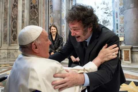 EL PRIMER SALUDO PÚBLICO ENTRE MILEI Y EL PAPA FRANCISCO INCLUYÓ UN ABRAZO FUERA DEL PROTOCOLO.
