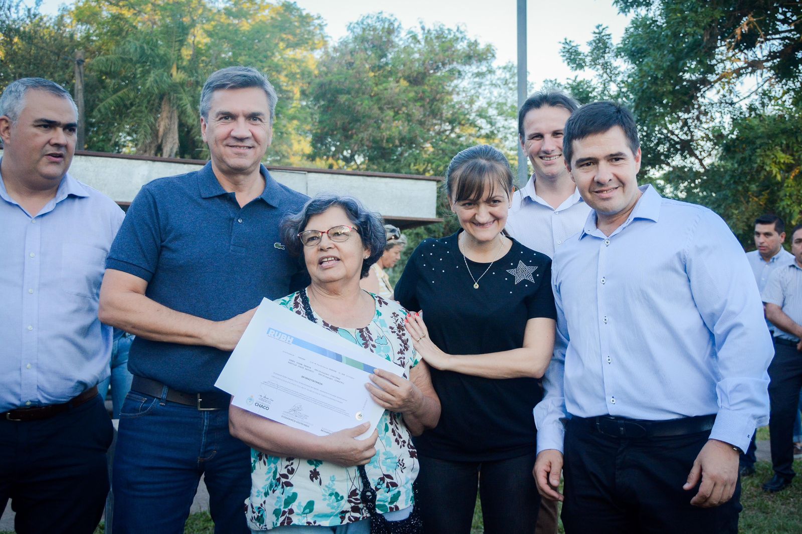 EL GOBERNADOR LEANDRO ZDERO ENTREGÓ 28 CERTIFICADOS RUBH A FAMILIAS DE FONTANA.