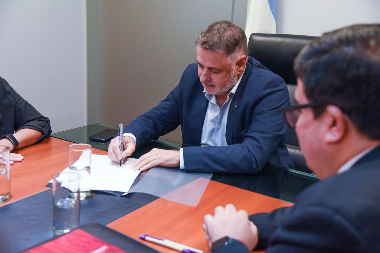 EL MINISTERIO DE GOBIERNO FIRMÓ UN CONVENIO CON LA FACULTAD DE DERECHO DE LA UNNE.