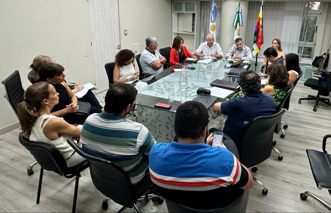 GOBIERNO Y EMPRESARIOS DEL TRANSPORTE ACORDARON SOSTENER EL SERVICIO Y TRABAJAR DE CARA A LAS AUDIENCIAS.