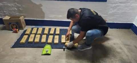 TRES EMPLEADOS POLICIALES DE FORMOSA INTENTARON PASAR CASI 11 KILOS DE MARIHUANA A CHACO. 