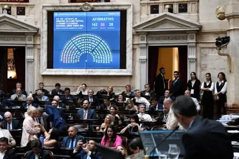 TRAS UN DEBATE CALIENTE, DIPUTADOS APROBÓ LA SUSPENSIÓN DE LAS PASO.