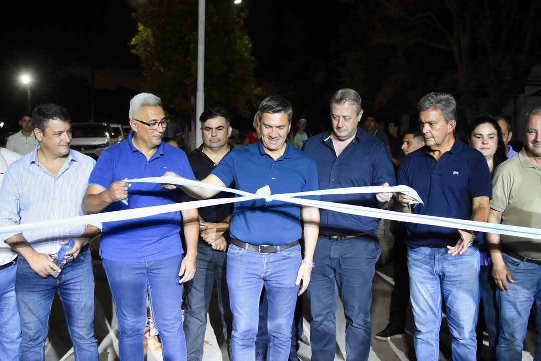 NAPENAY: EL GOBERNADOR ZDERO INAUGURÓ CUADRAS DE PAVIMENTO URBANO Y ALUMBRADO PÚBLICO PARA LA COMUNIDAD.