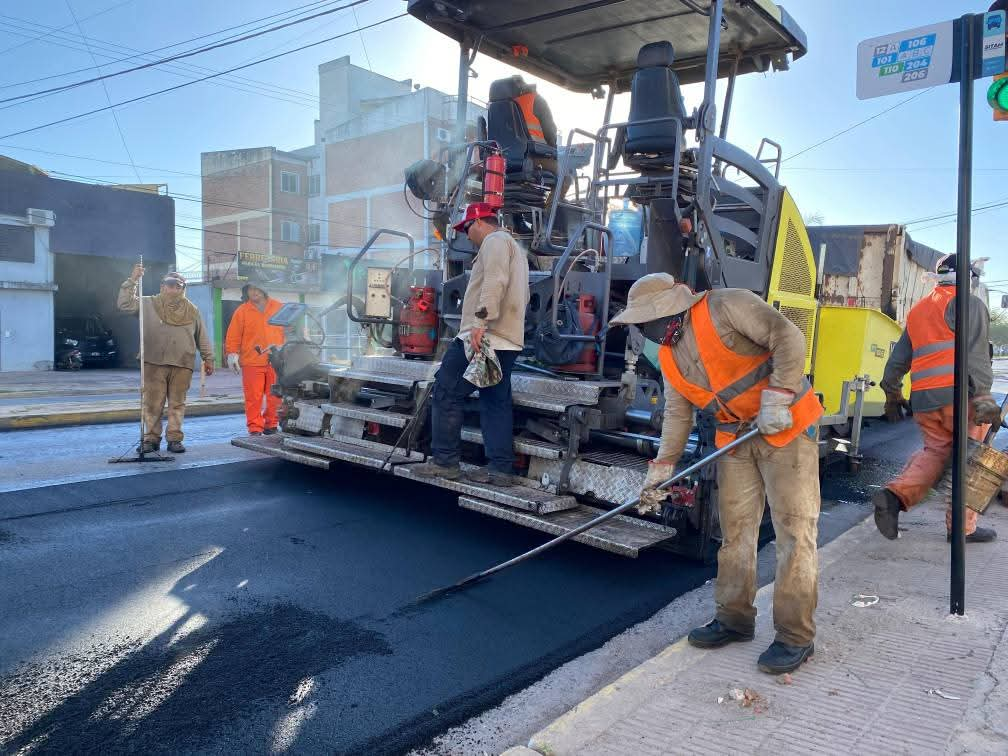 EL GOBERNADOR ZDERO SUPERVISÓ LOS AVANCES EN LA REPAVIMENTACIÓN DE LA AVENIDA 9 DE JULIO.