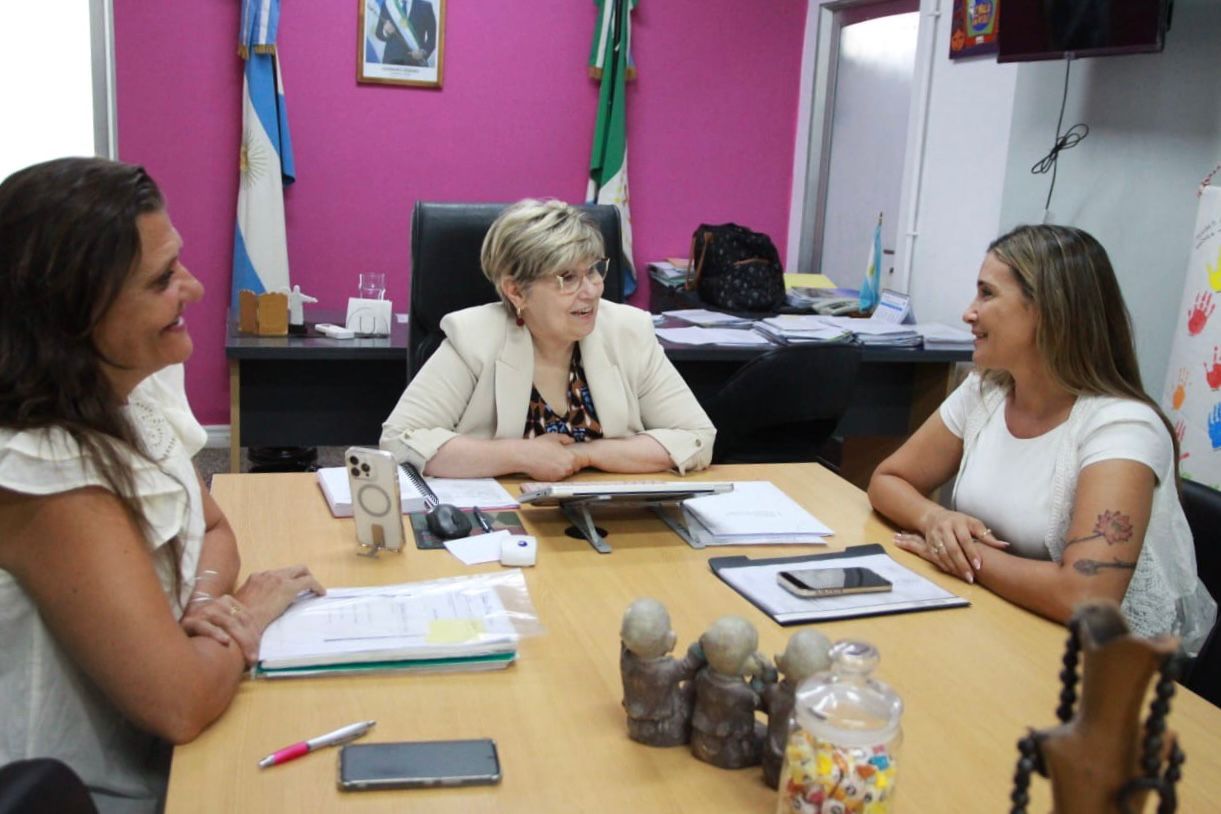 EDUCACIÓN Y EL MUNICIPIO DE LAGUNA BLANCA ARTICULAN TRABAJOS PARA LA MEJORA DE JARDINES Y ESCUELAS.