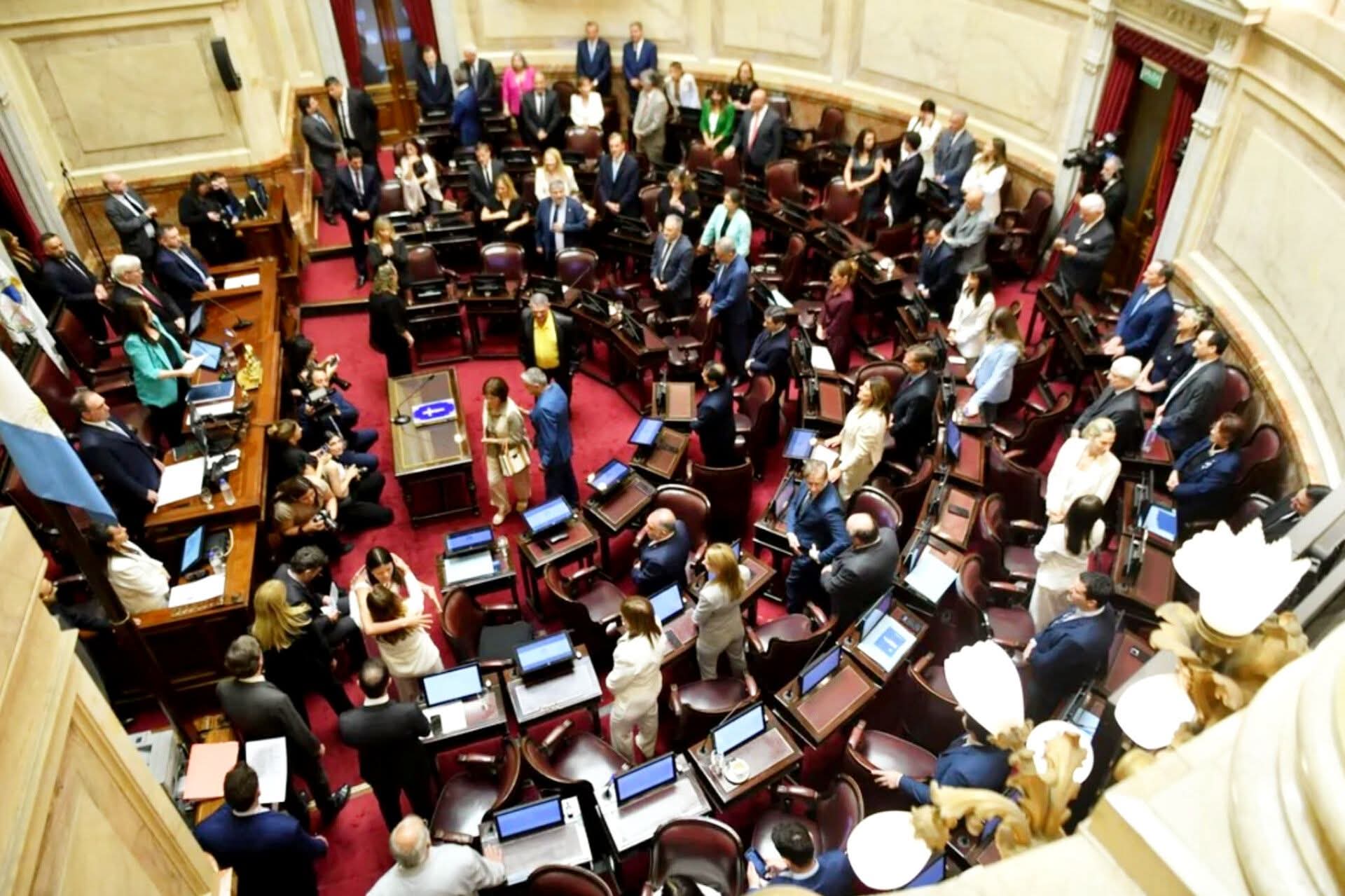 TRAS 16 HORAS DE DEBATE, EL SENADO APROBÓ LA REFORMA LABORAL.