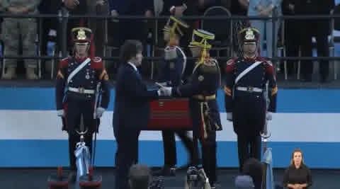 MILEI ENCABEZ&Oacute; LA ENTREGA DEL SABLE CORVO DE SAN MART&Iacute;N A LOS GRANADEROS.