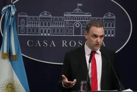 ADORNI ANUNCI&Oacute; QUE LA TV P&Uacute;BLICA CAMBIAR&Aacute; DE NOMBRE: "NO SE PUEDE PRIVATIZAR".