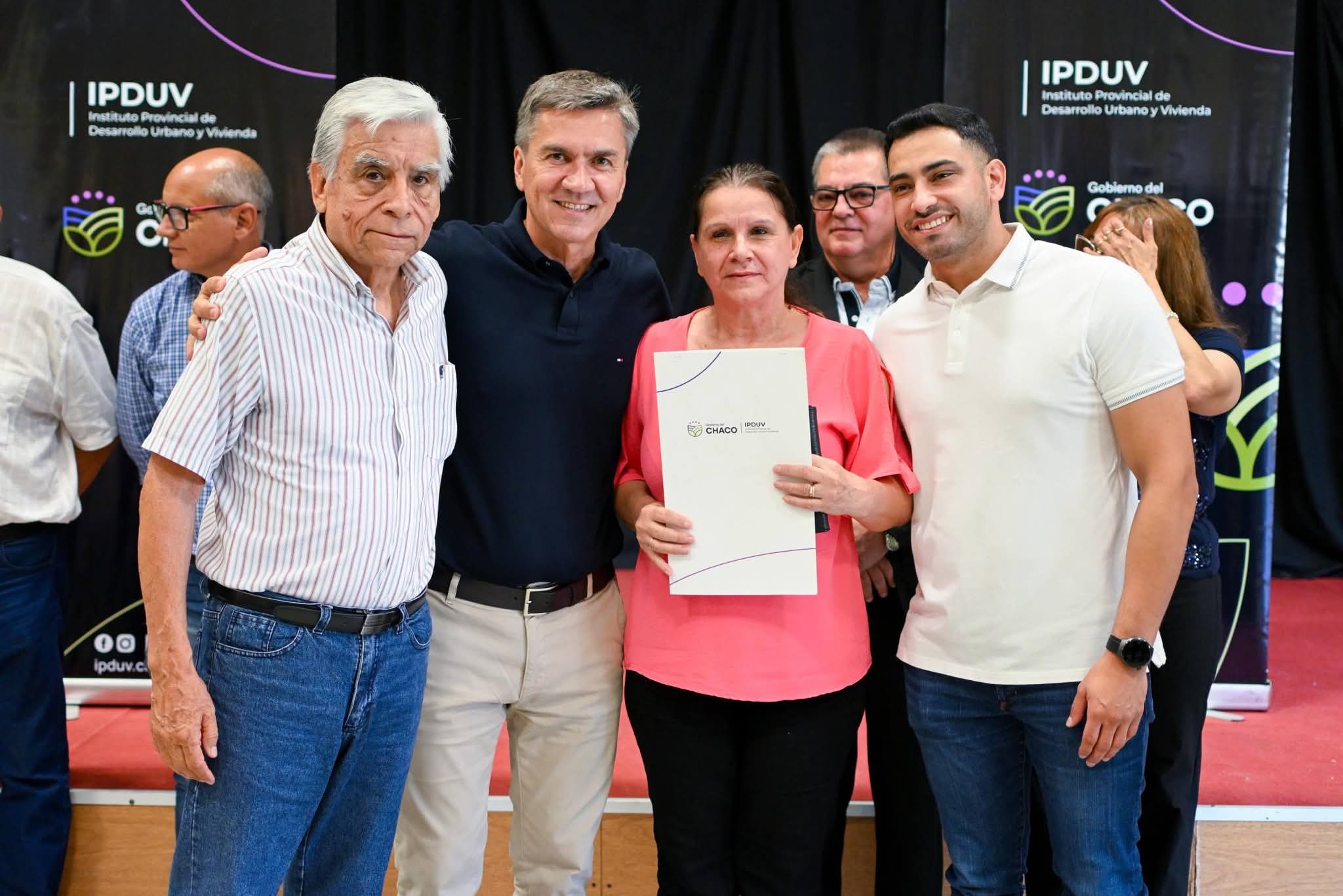 SUE&Ntilde;O COMPLETO EN VILLA &Aacute;NGELA: ZDERO ENTREG&Oacute; T&Iacute;TULOS DE PROPIEDAD A FAMILIAS QUE ESPERARON POR D&Eacute;CADAS.