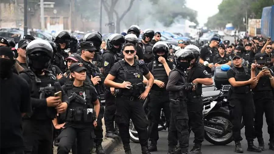 SANTA FE: EL GOBERNADOR PULLARO ANUNCI&Oacute; AUMENTOS DE SUELDOS Y EL PERSONAL POLICIAL LEVANT&Oacute; LA PROTESTA.