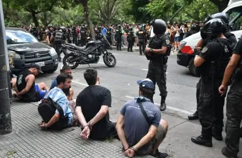 CONFIRMAN 15 MANIFESTANTES DETENIDOS Y 40 DEMORADOS POR LOS DISTURBIOS AFUERA DEL CONGRESO.