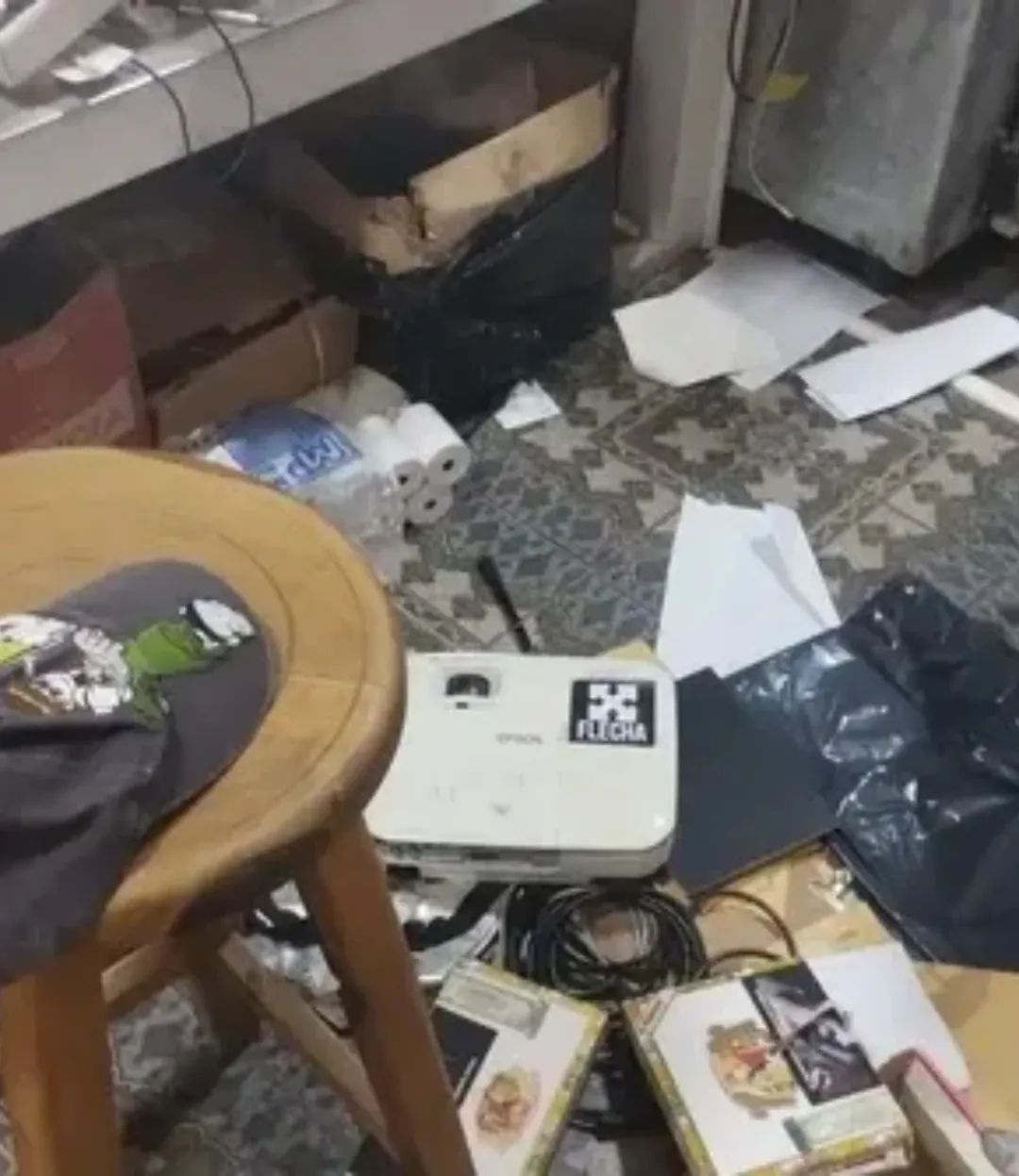 J.J CASTELLI: ROBO Y DESTROZOS EN UNA CONOCIDA  CONFITER&Iacute;A