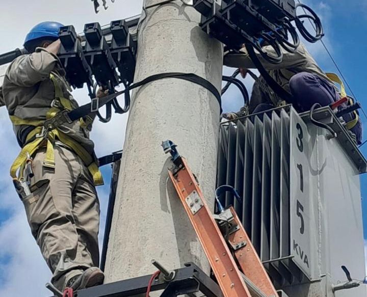 SIGUEN TRABAJANDO LAS CUADRILLAS: FUERTES VIENTOS PROVOCARON FALLAS EL&Eacute;CTRICAS EN EL &Aacute;REA METROPOLITANA.