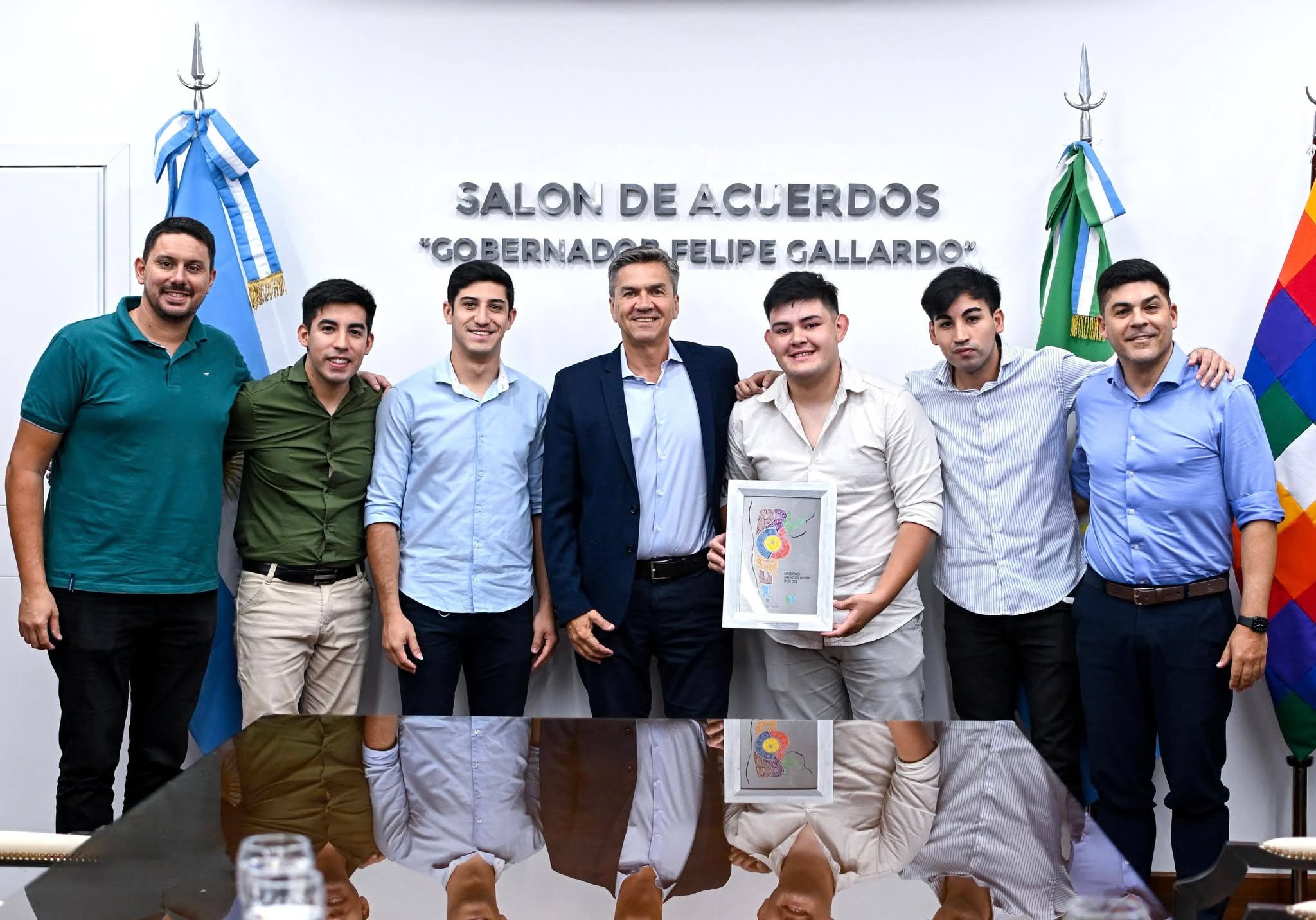 ORGULLO CHAQUE&Ntilde;O: EL GOBERNADOR ZDERO RECIBI&Oacute; AL GRUPO TRINAR, TRAS SU DESTACADA ACTUACI&Oacute;N EN COSQU&Iacute;N.