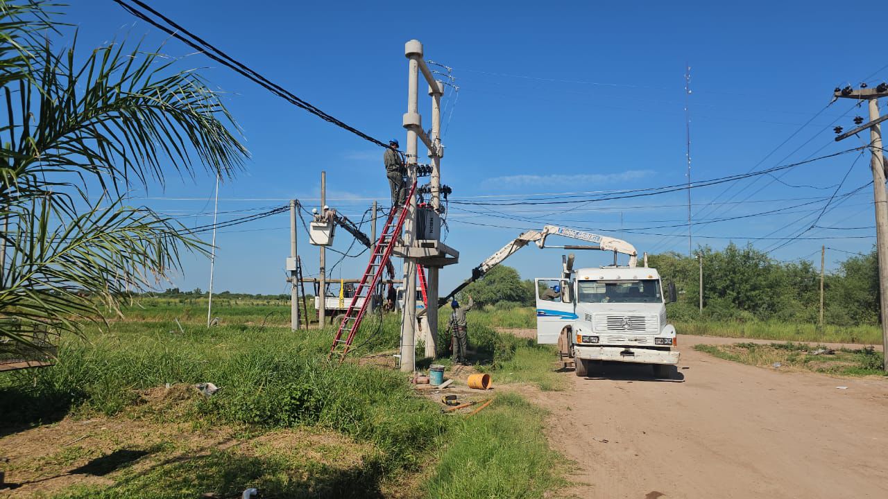 EL GOBIERNO PROVINCIAL FORTALECE LA RED EL&Eacute;CTRICA EN BARRIOS DE JUAN J. CASTELLI.