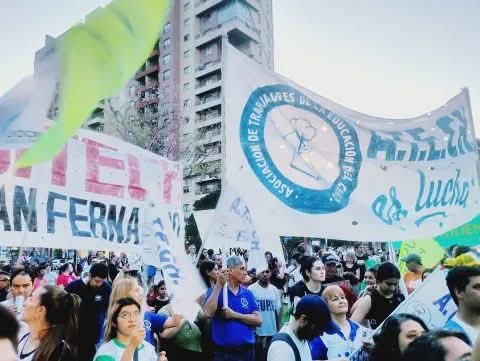 GREMIOS DOCENTES TILDARON DE "INSUFICIENTE" EL AUMENTO SALARIAL DOCENTE.