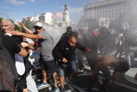 HUBO INCIDENTES EN EL CONGRESO, MIENTRAS SE DISCUTE LA REFORMA LABORAL.