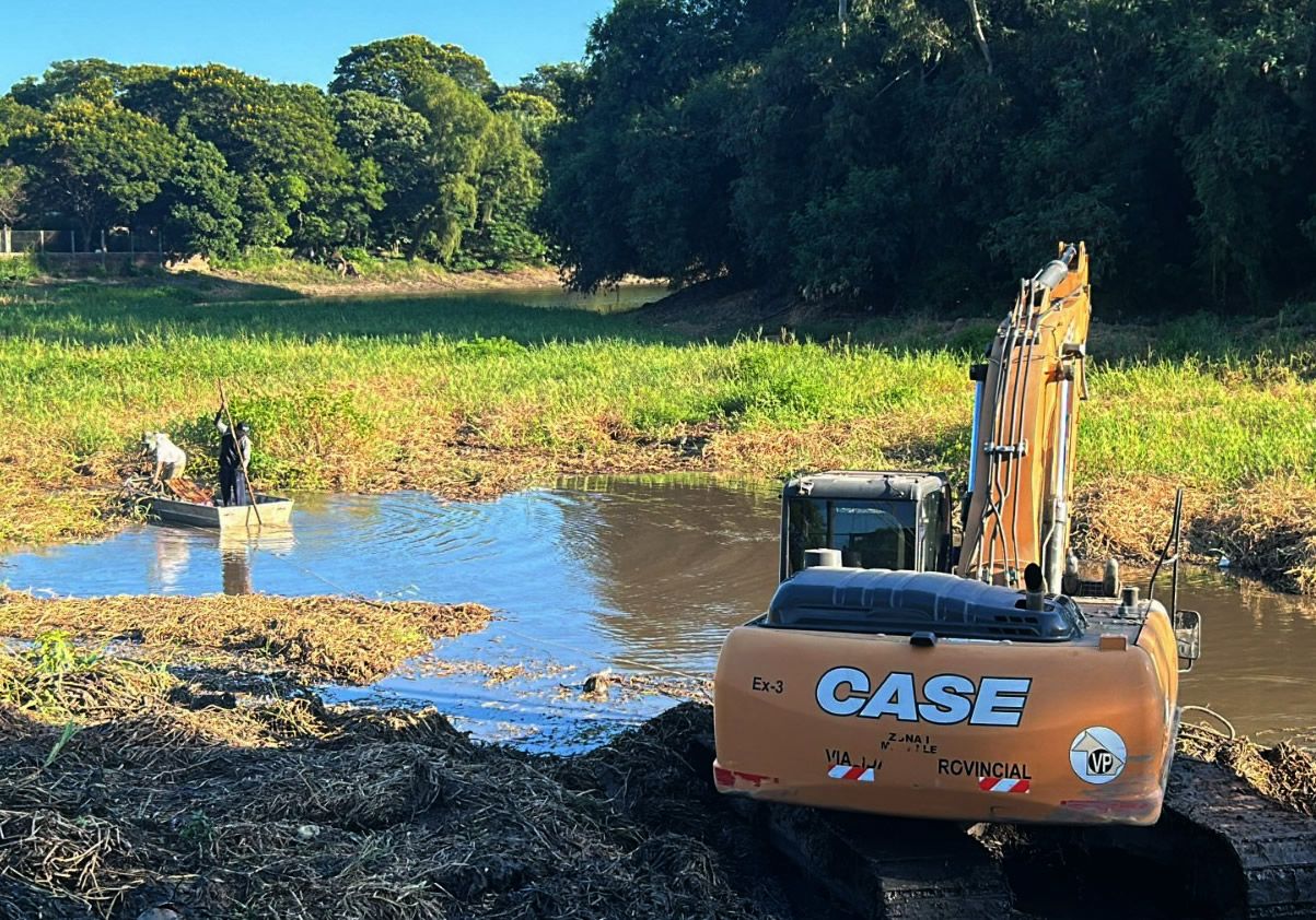 OPERATIVO DE LIMPIEZA EN EL R&Iacute;O NEGRO FRENTE AL CLUB REGATAS RESISTENCIA.