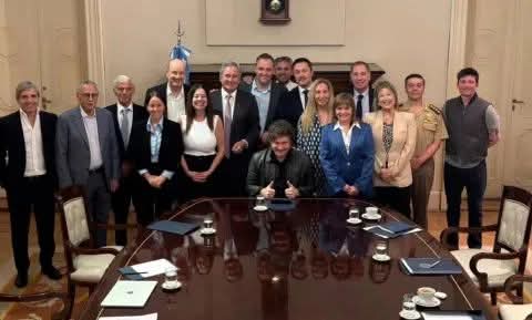 MILEI RE&Uacute;NE AL GABINETE ANTES DEL DEBATE CLAVE EN EL SENADO.