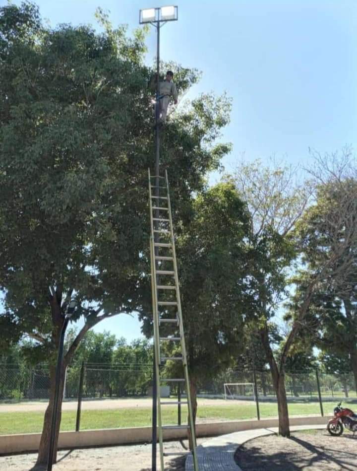 DESDE LA SUBSECRETARÍA DE DEPORTES SE REALIZÓ LA COMPRA DE REFLECTORES LED PARA LA ILUMINACIÓN DEL PLAYÓN DEL POLIDEPORTIVO MUNICIPAL. 