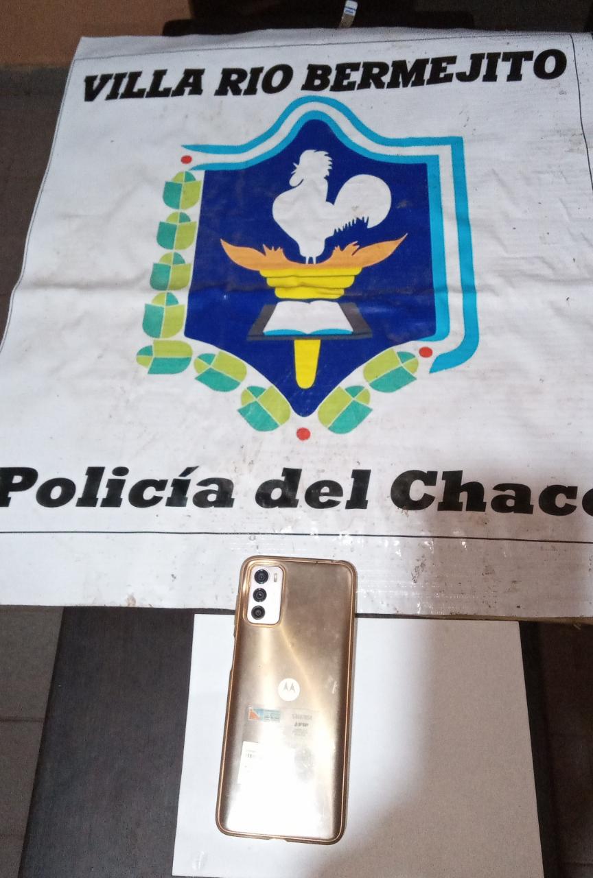 V. R. BERMEJITO: AGENTES POLICIALES RECUPERAN TELÉFONO CELULAR HURTADO. 