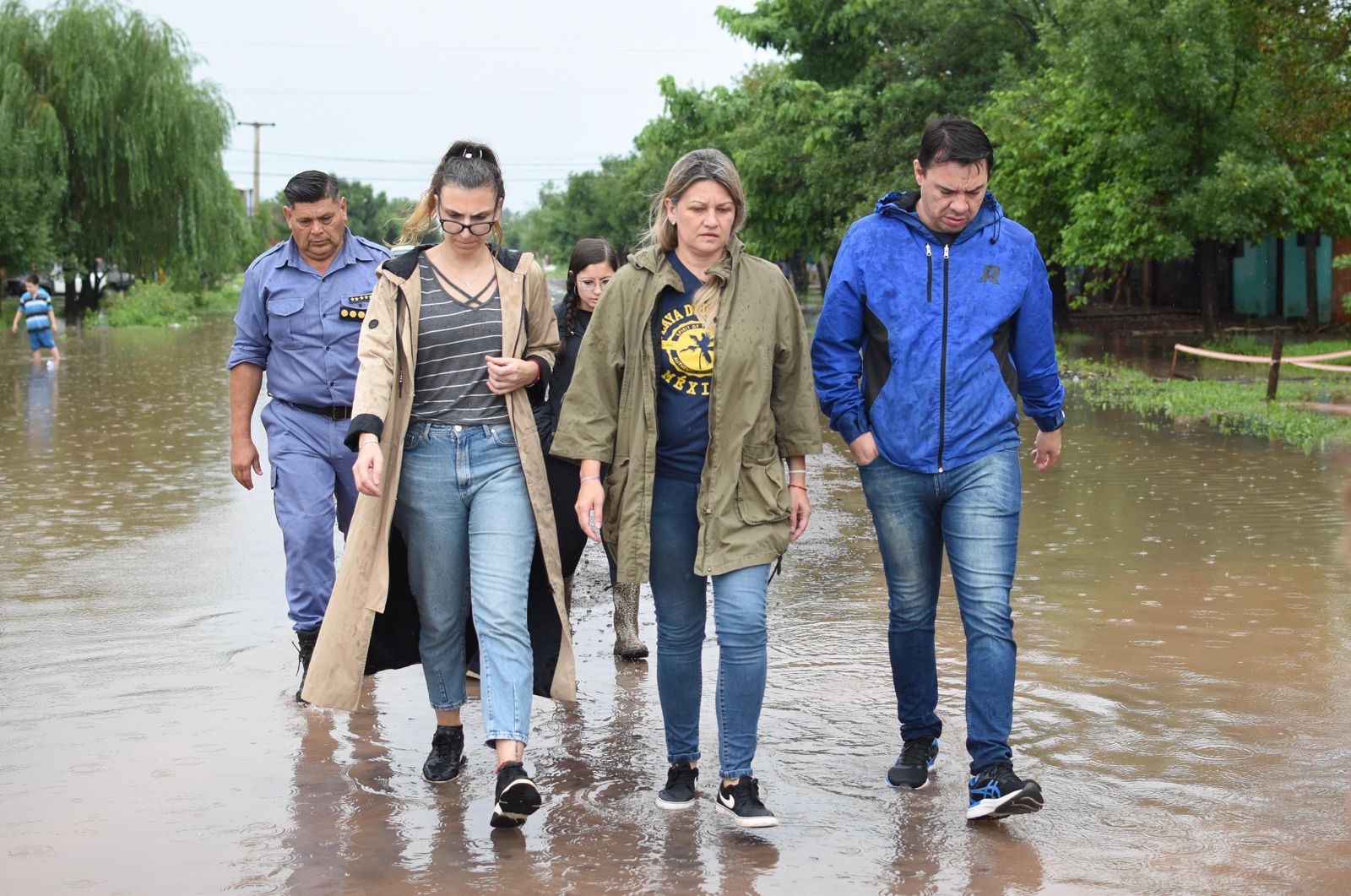 EN TERRENO: FUNCIONARIOS JUNTO A VECINOS AFECTADOS POR EL TEMPORAL.