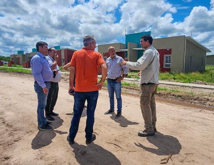 EL PRESIDENTE DEL IPDUV SUPERVISÓ OBRAS EN EL PARAJE EL PALMAR, QUITILIPI.
