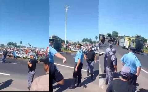 DESALOJARON UN PIQUETE EN LA ROTONDA DE LAS RUTAS 11 Y 16. POLICIAS FUERON AGREDIDOS POR LOS MANIFESTANTES.