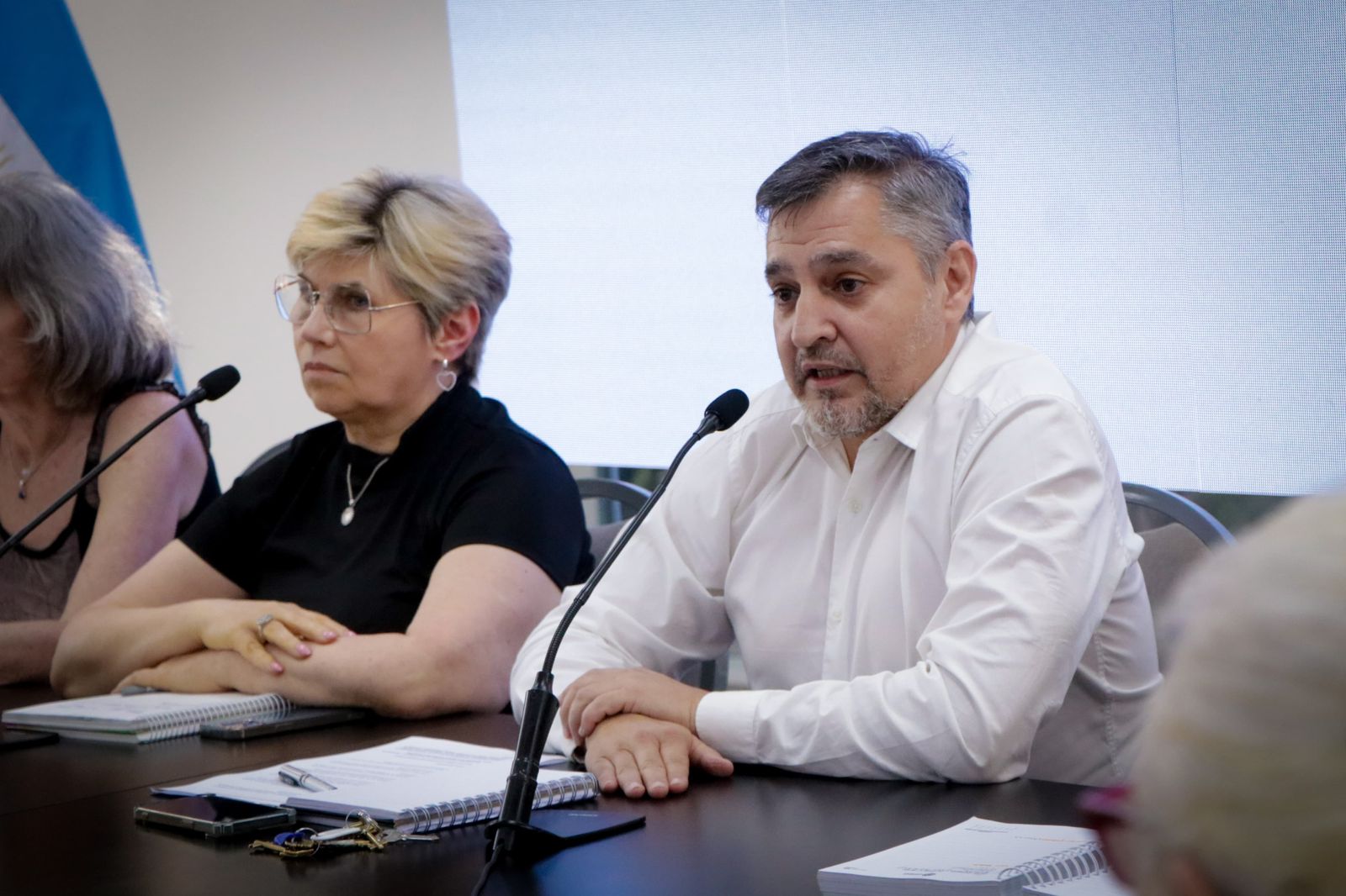 GOBIERNO Y SINDICATOS DOCENTES SE REUNIERON HOY EN UNA MESA DE TRABAJO.