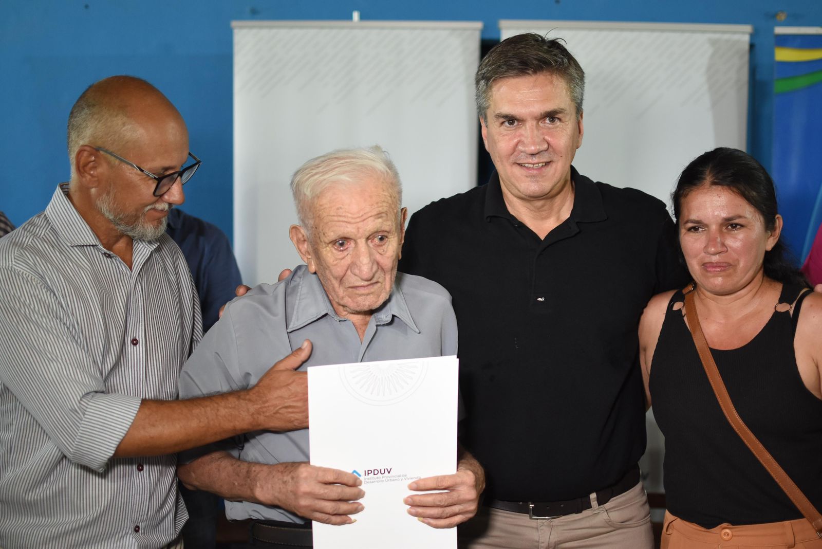 EL GOBERNADOR ENTREGÓ TÍTULOS DE PROPIEDAD EN CASTELLI.