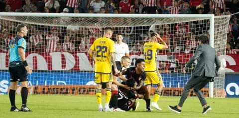 SE SUSPENDIÓ ESTUDIANTES VS BOCA: JAVIER ALTAMIRANO SE DESCOMPENSÓ Y LO SACARON EN AMBULANCIA.