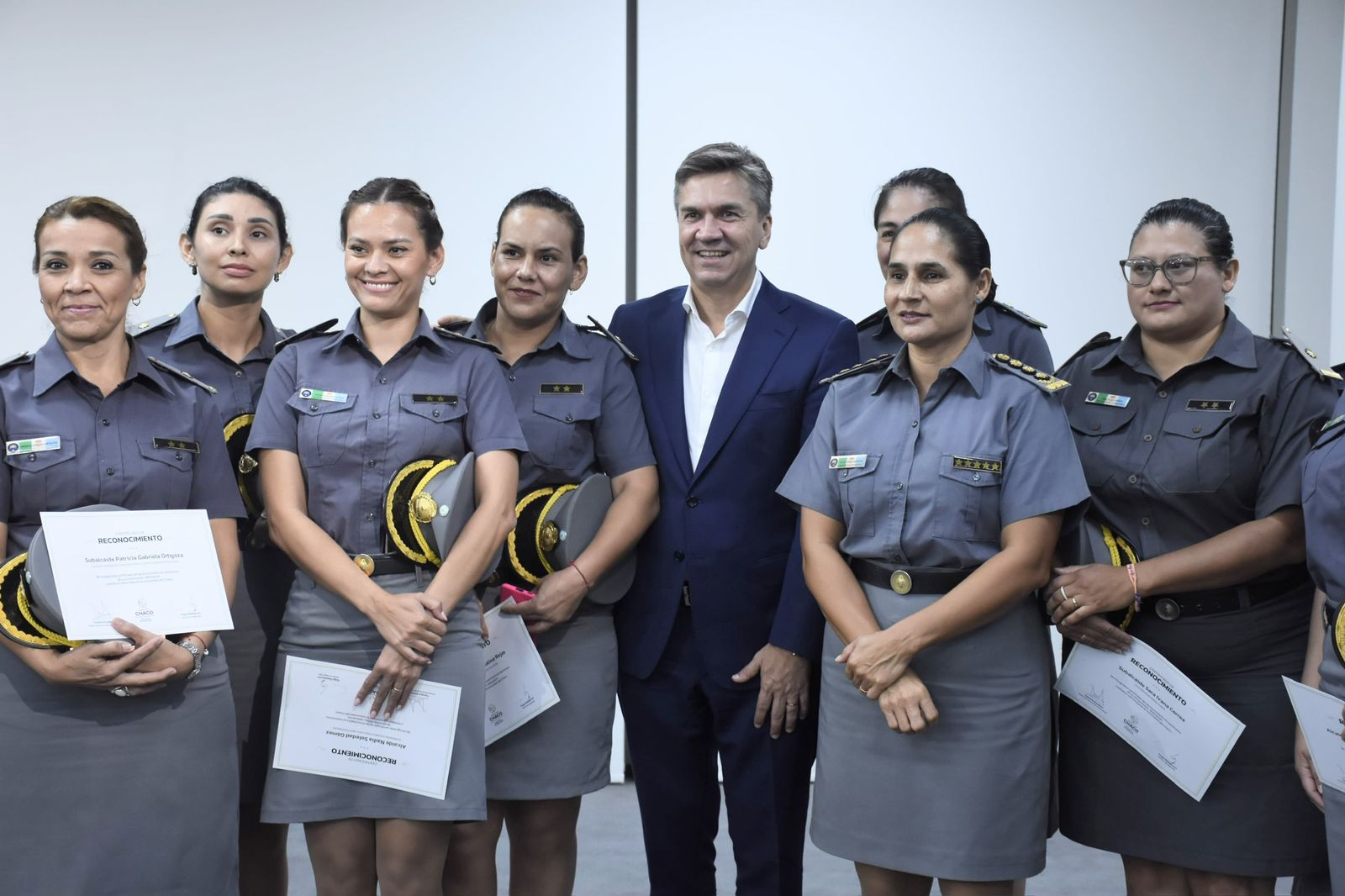EL GOBERNADOR ENTREGÓ RECONOCIMIENTOS A MUJERES DE LA POLICÍA Y DEL SPP DEL CHACO