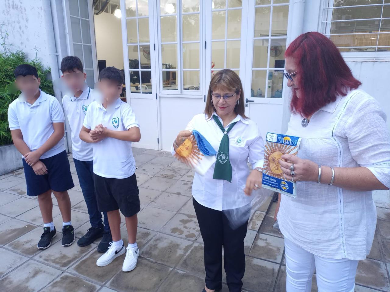 LAS BANDERAS NACIONAL Y PROVINCIAL ENTREGADAS POR EL GOBIERNO YA FLAMEAN EN LAS ESCUELAS.