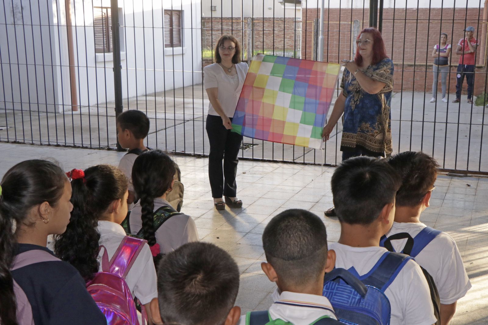 EL GOBIERNO PROVINCIAL CONTINÚA LA ENTREGA DE BANDERAS A INSTITUCIONES EDUCATIVAS.