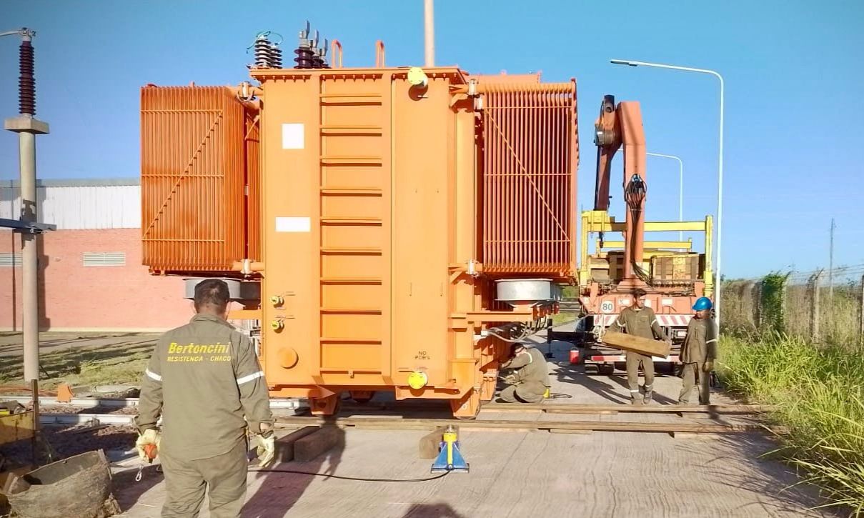 OPERATIVO DE REEMPLAZO DE TRANSFORMADOR EN QUITILIPI: SERVICIO ELÉCTRICO GARANTIZADO.