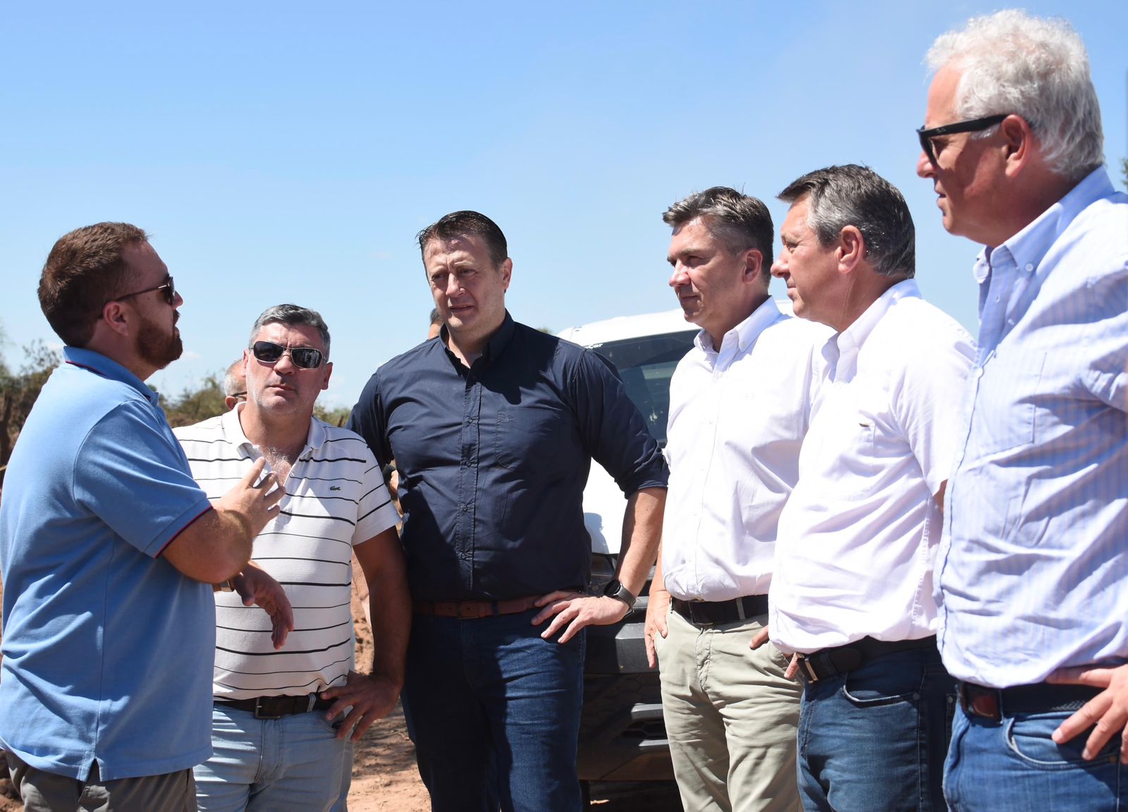 CHARATA: EL GOBERNADOR CONSTATÓ LAS OBRAS DE MANTENIMIENTO Y LIMPIEZA DE UN CANAL DE AGUA ESTRATÉGICO PARA LA ZONA RURAL.