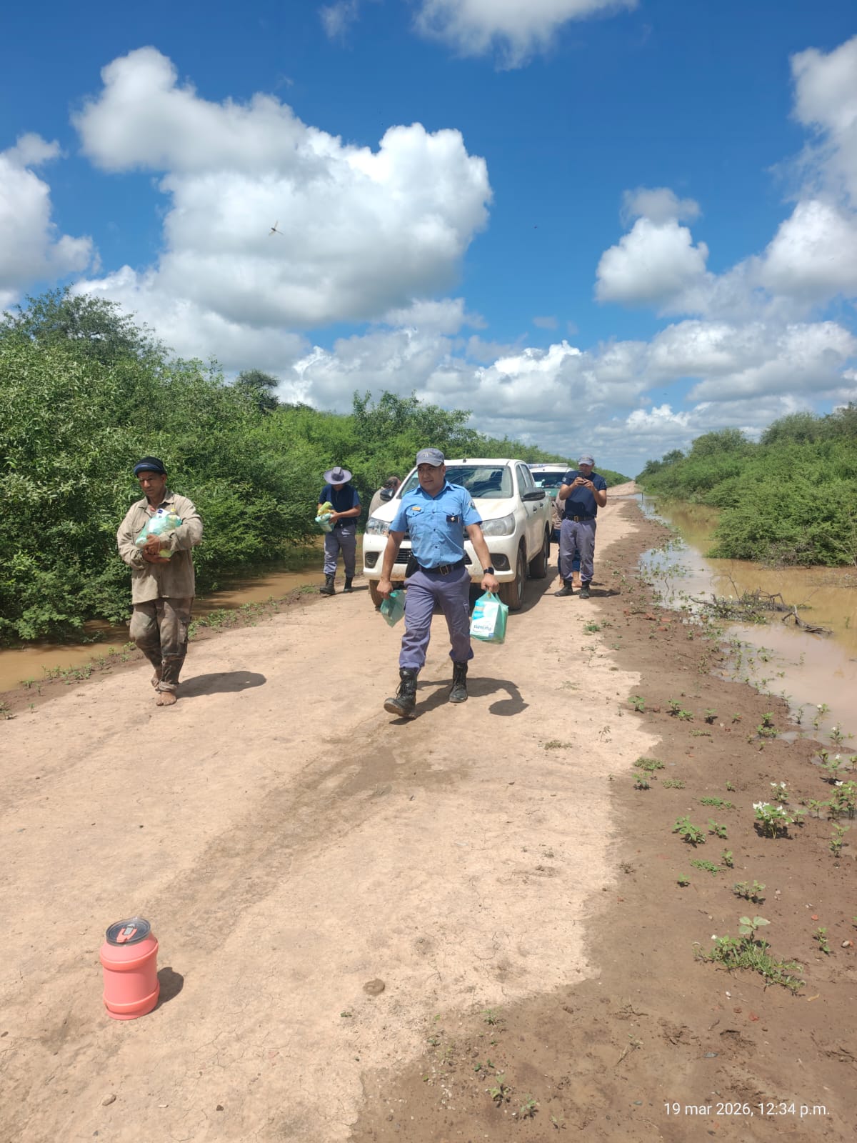 WICHI EL PINTADO: LA POLIC&Iacute;A DEL CHACO ASISTE A VARIAS FAMILIAS DEBIDO A LA CRECIENTE DEL R&Iacute;O BERMEJO.