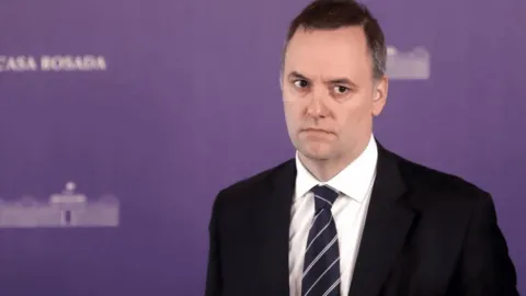 DESPU&Eacute;S DEL ESC&Aacute;NDALO: ADORNI VOLVER&Aacute; A DAR CONFERENCIAS ESTA SEMANA.