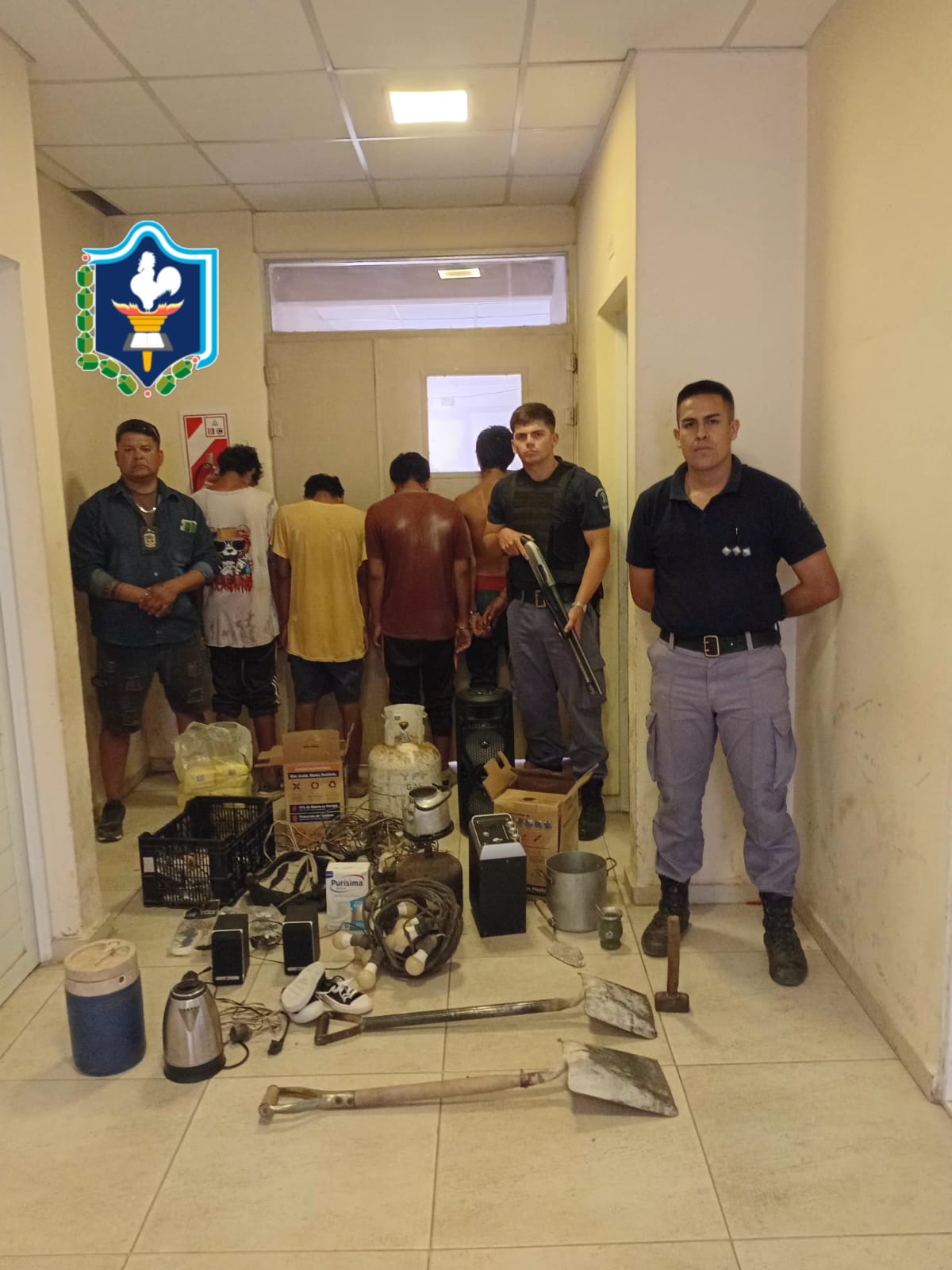 J.J CASTELLI: AGENTES RECUPERAN  ELEMENTOS ROBADOS DE UN JARD&Iacute;N DE INFANTES Y CAPTURAN A CUATRO J&Oacute;VENES.