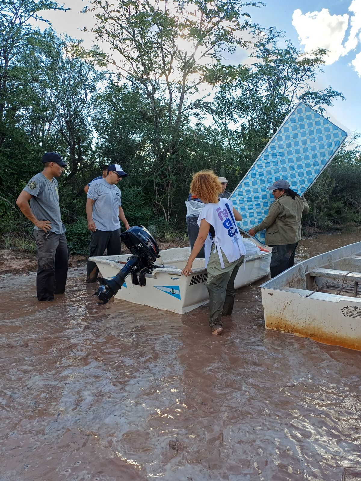 BOMBEROS ASISTIERON A FAMILIAS EN PARAJES RURALES DEL IMPENETRABLE.