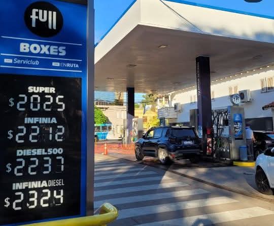 EN UN MES DE CONSTANTES SUBAS, EL COMBUSTIBLE SUPER&Oacute; LOS $ 2MIL EN CHACO.