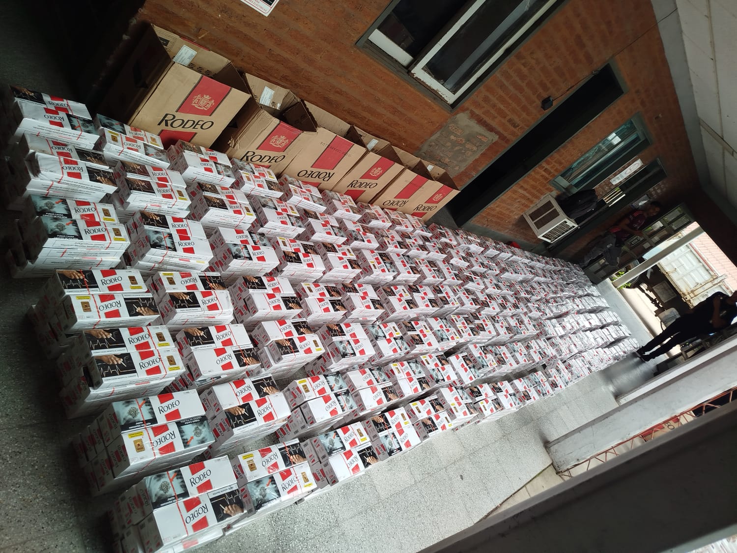 PUERTO TIROL: INCINERARON CASI TRES MIL CARTONES DE CIGARRILLOS DE CONTRABANDO.