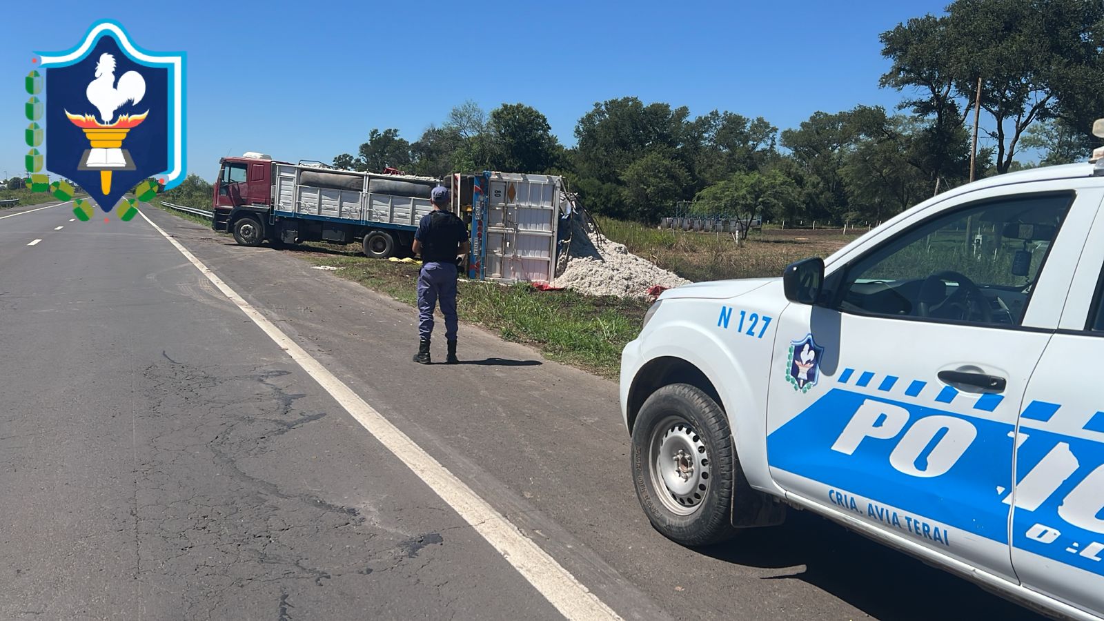 AVIA TERAI: VUELCO DE UN ACOPLADO CARGADO CON SEMILLAS DE ALGOD&Oacute;N EN RUTA 16.