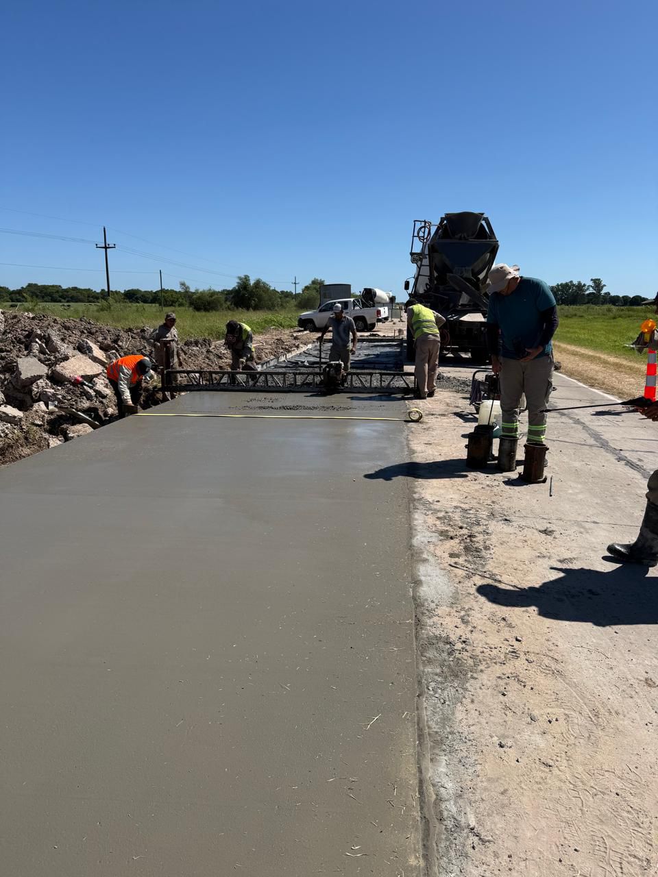 VIALIDAD PROVINCIAL REALIZA TRABAJOS DE MANTENIMIENTO EN LA RUTA N 1, ENTRE LA LEONESA Y GENERAL VEDIA.