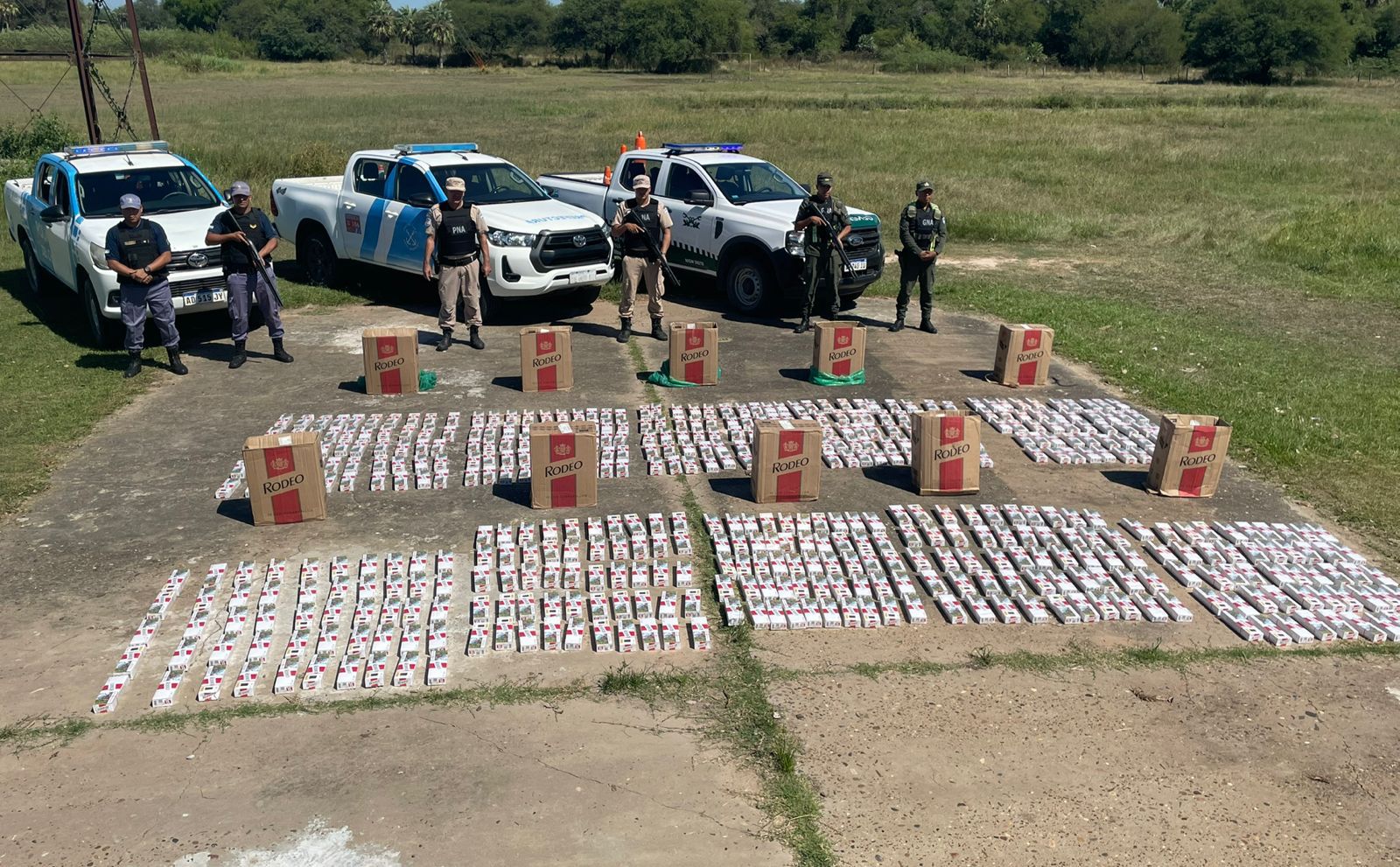 PUERTO BERMEJO: OPERATIVO CONJUNTO DE LA POLIC&Iacute;A DEL CHACO Y PREFECTURA FRUSTR&Oacute; EL INGRESO DE CIGARRILLOS DE CONTRABANDO. 