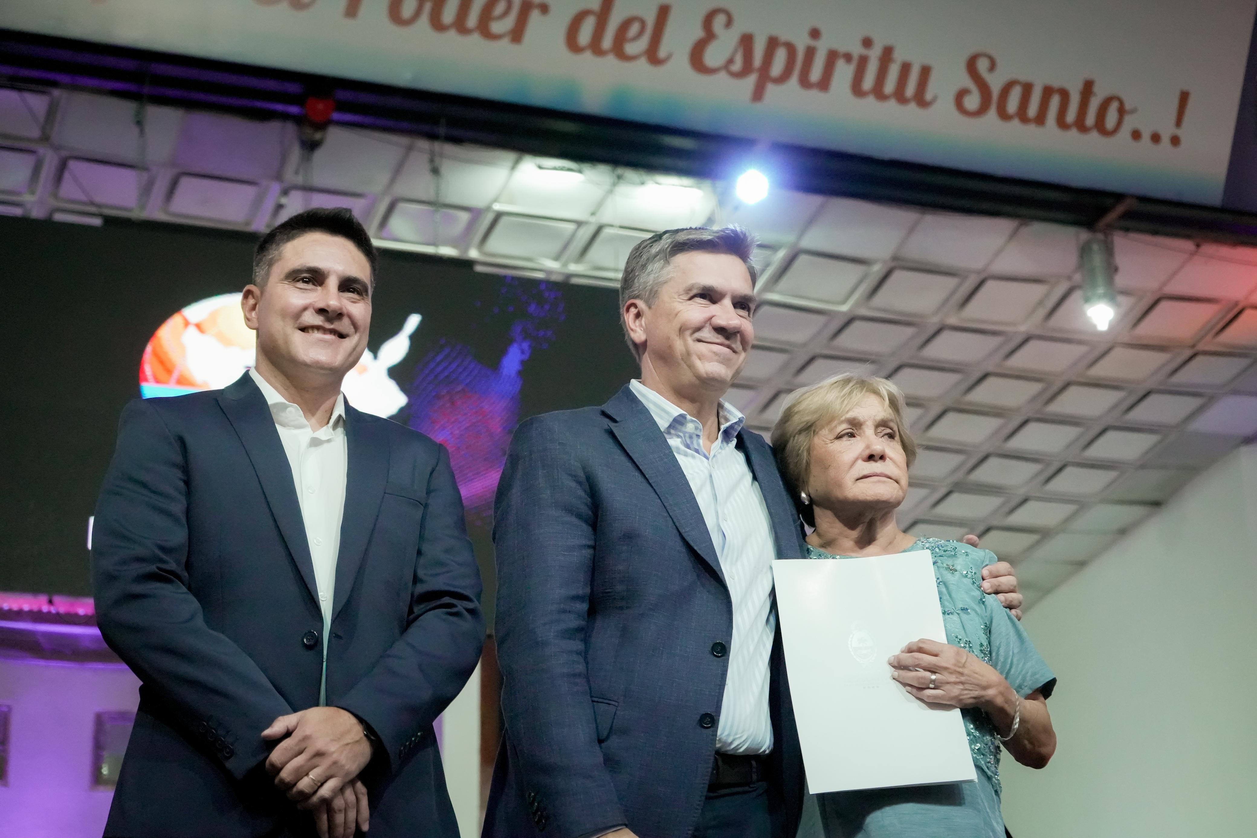 RESISTENCIA: EL GOBERNADOR ZDERO ENTREG&Oacute; LA ESCRITURA DE PROPIEDAD A LA IGLESIA DE JESUCRISTO.