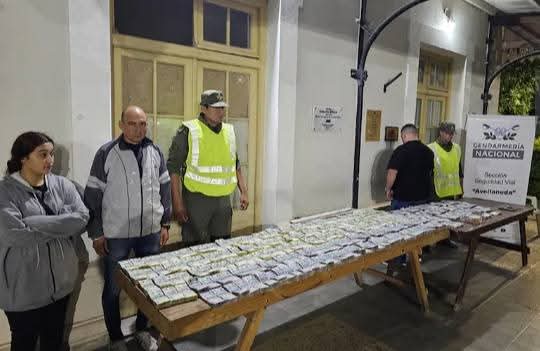VIAJABAN DESDE CHACO HACIA BUENOS AIRES CON $357 MILLONES OCULTOS EN EL TABLERO DE UNA CAMIONETA.